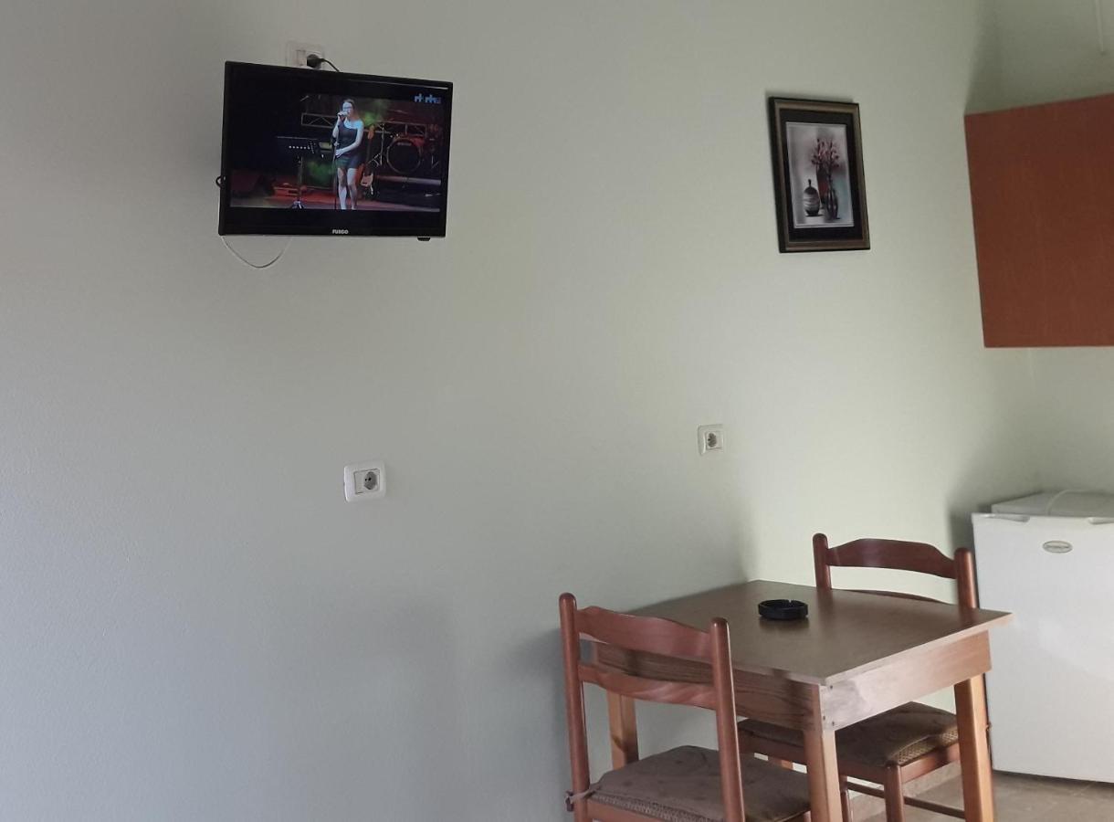 Tani'S Guesthouse Ksamil Luaran gambar